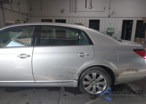 2005 Toyota Avalon Xls z USA, uszkodzony, nr VIN 4T1BK36B85U057622